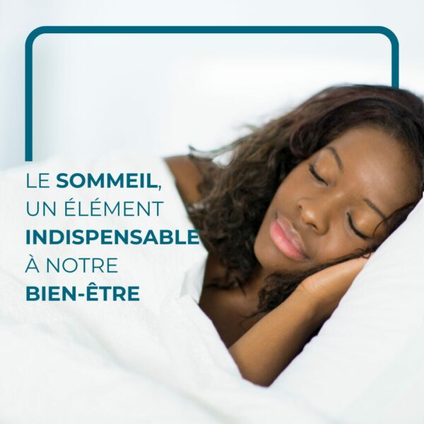 Femme qui dort dans un lit