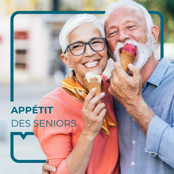 couple de séniors qui mange une glace