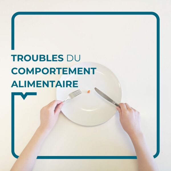 Des mains avec des couverts qui mangent dans une assiette vide