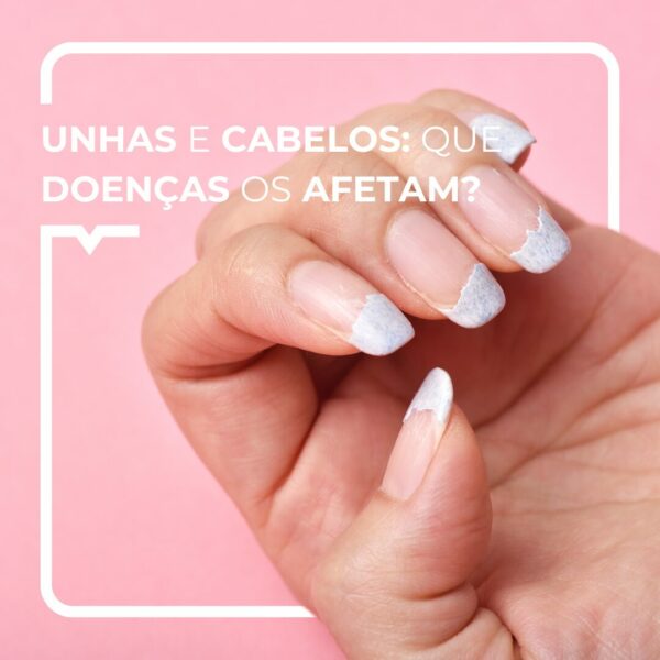 Mão com unhas brancas