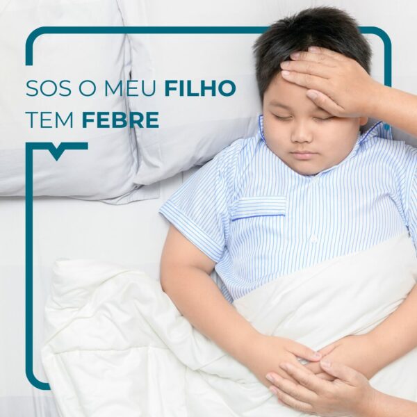 Uma criança na cama com febre