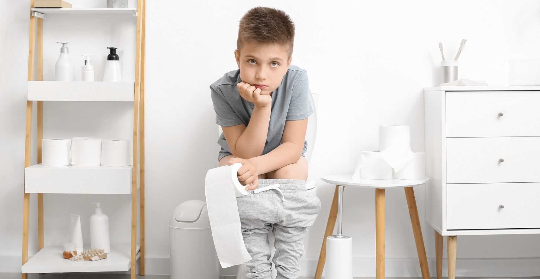 enfant assis aux toilettes