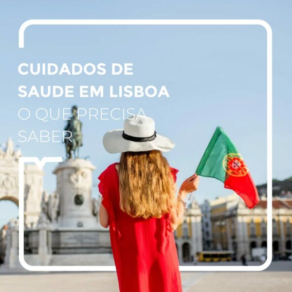 Mulher de costas para a Praça do Comércio segurando uma bandeira portuguesa