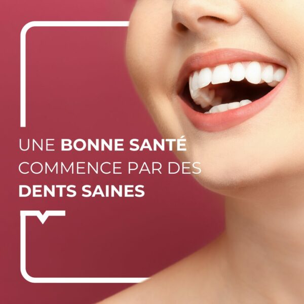 Femme sur un fond rouge avec de belles dents et un beau sourire