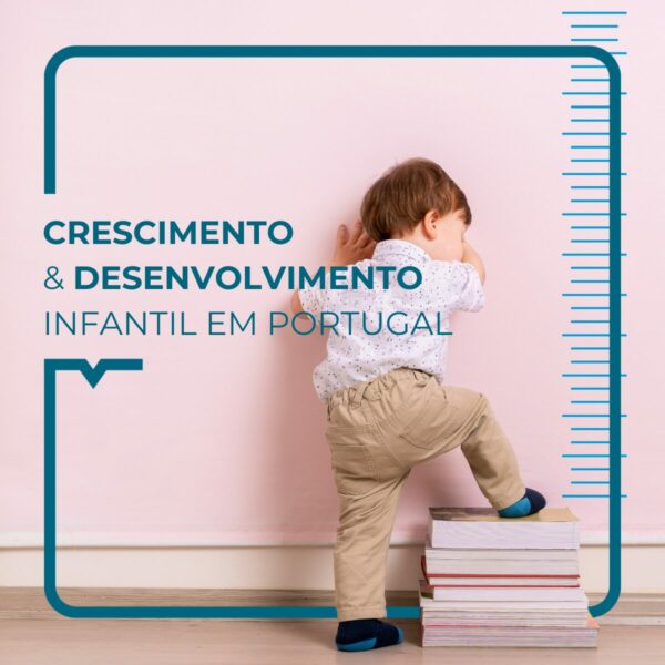 Criança a montar em livros