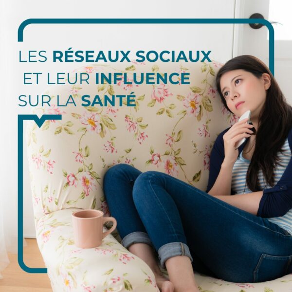 L'impact des réseaux sociaux, Femme pensive et triste dans un canapé avec une tasse et son téléphone dans la main