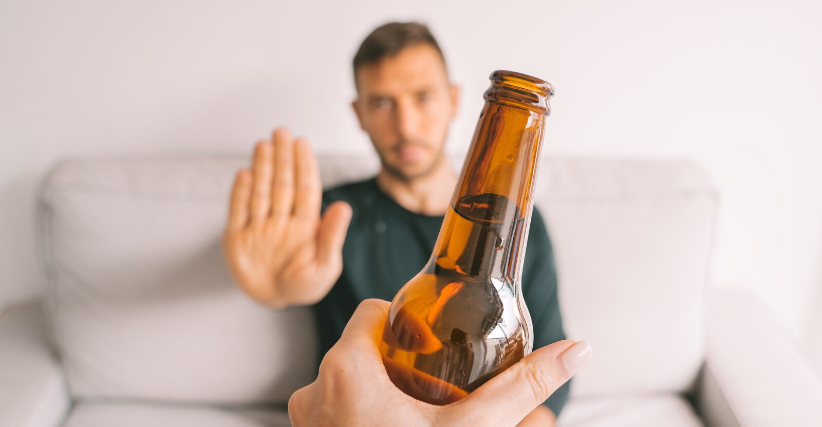 Homme qui refuse une bouteille de bière avec sa main, Alcool et effets